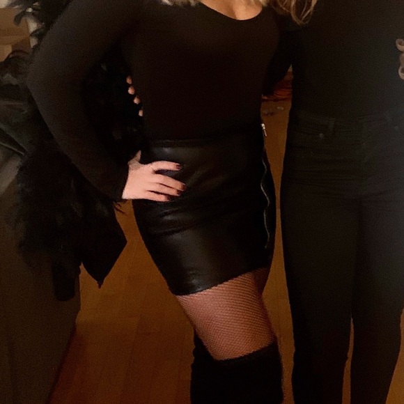 Lulu’s Leather Zip Up Skirt - Picture 3 of 3